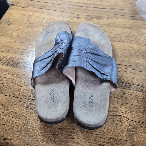 Taos Gift 2 Blue Shirred Leather Thong Sandals - Picture 3 of 9